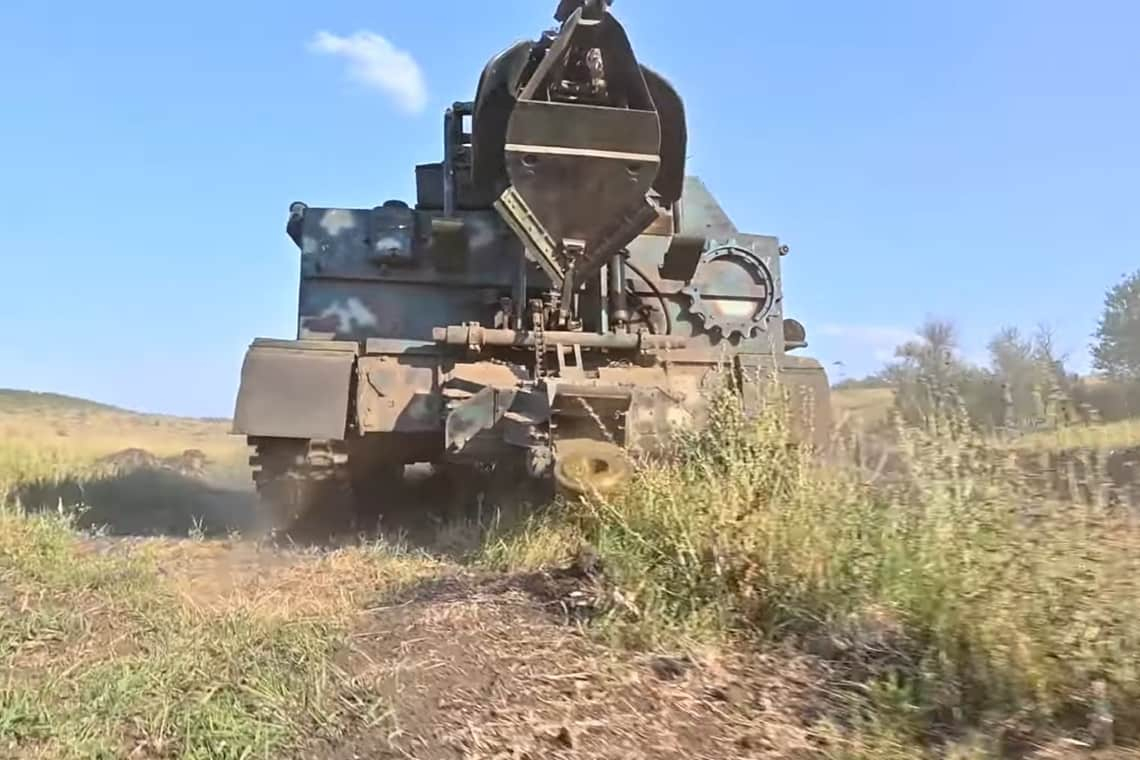 Військові з Житомирщини показали, як танком мінують місця можливих проривів росіян