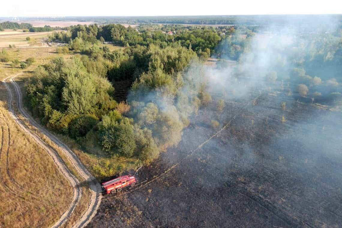 На територіях Словечанської та Малинської громад рятувальники ліквідовували займання сухостою