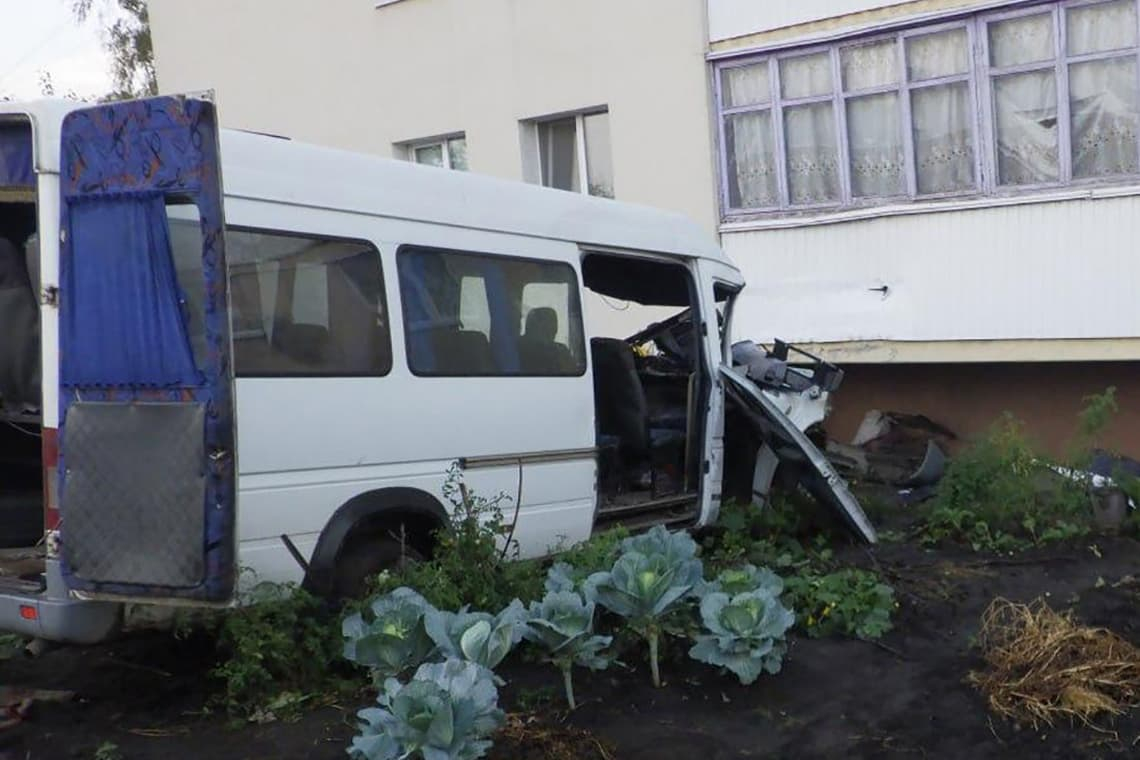 На Житомирщині 21-річний молодик викрав автобус та врізався у багатоповерхівку