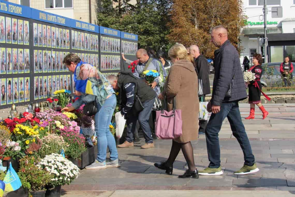 Хвилина мовчання та покладання квітів - у Малинській громаді відбувся захід з нагоди Дня Захисників та Захисниць України