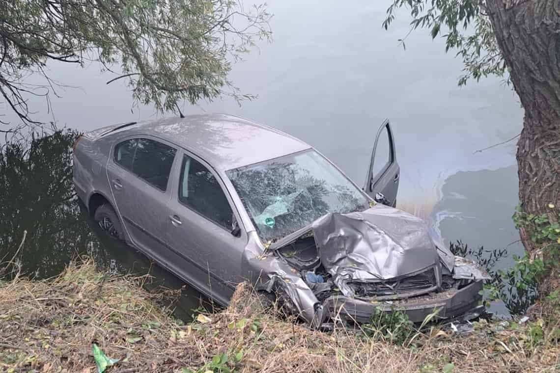 На Житомирщині автівка злетіла з дороги та потрапила у водойму: травми отримали троє людей, серед яких – 2-річна дівчинка