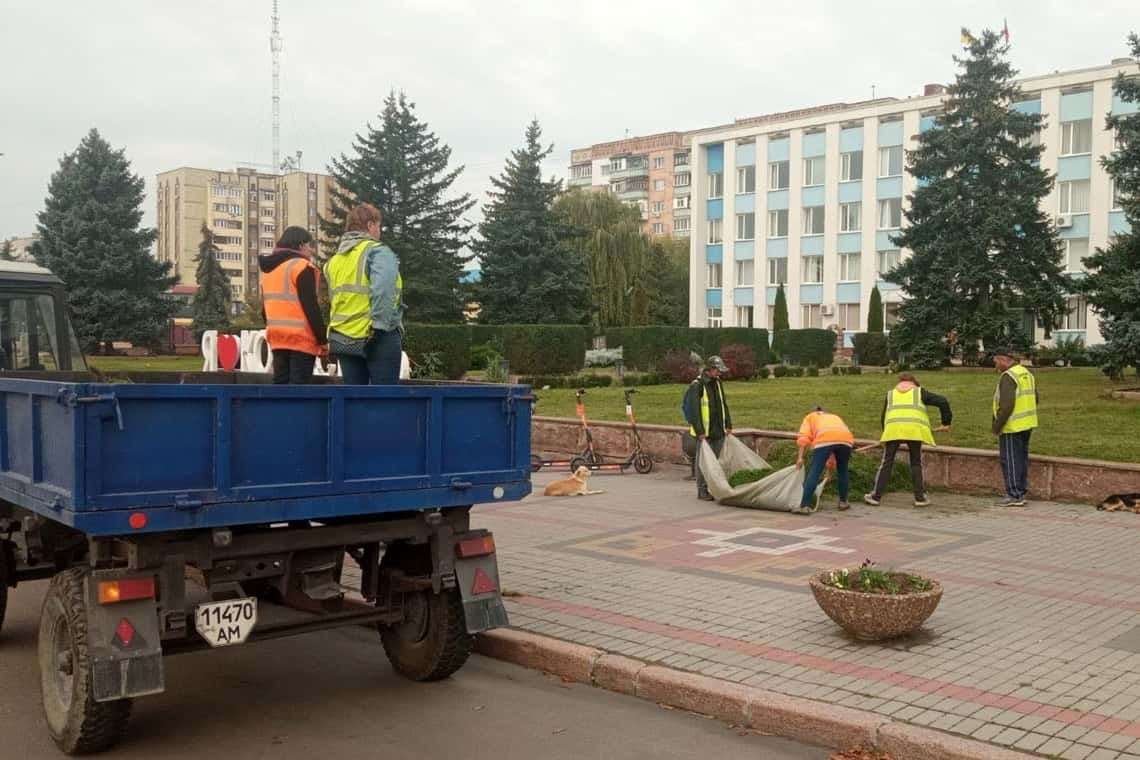 Прибирали місто, ремонтували освітлення та видаляли аварійні дерева - робота комунальників Коростеня за тиждень