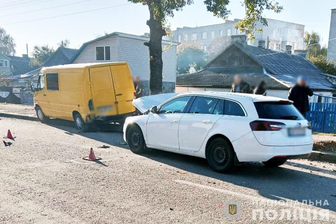 Не помітила - в Овручі водійка на Opel врізалась у припаркований мікроавтобус: постраждав чоловік