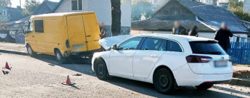 Не помітила - в Овручі водійка на Opel врізалась у припаркований мікроавтобус: постраждав чоловік