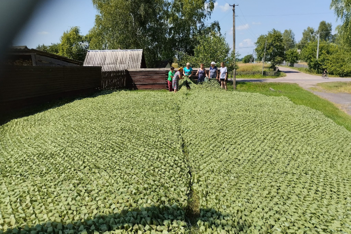 Жителі одного з сіл Олевської громади плетуть величезні сітки для ЗСУ