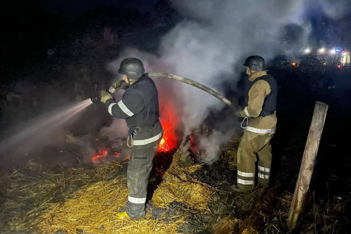 На Житомирщині ворожі уламки пошкодили господарську будівлю