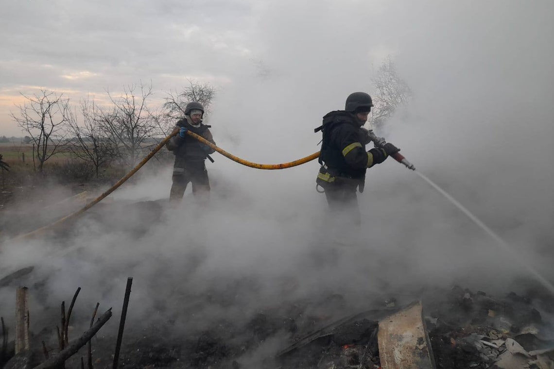 На Житомирщині через падіння уламків безпілотника загорівся будинок