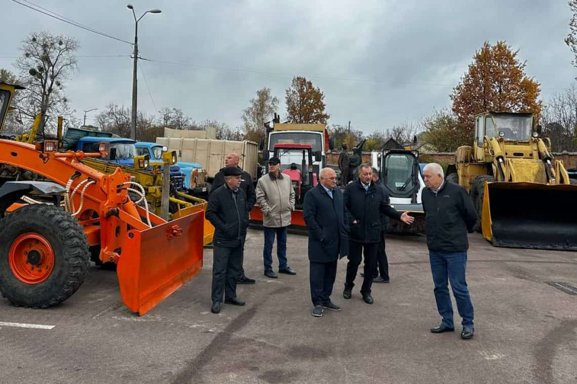 Мер Коростеня подивився, чи готова у КВГП техніка до зими