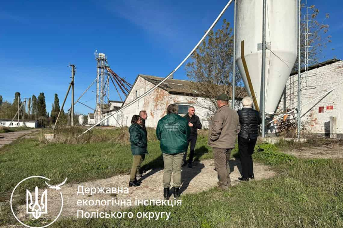 Екоінспектори перевірили “свинарник” біля Коростеня: виявили численні порушення, оштрафували керівника та звернулись до суду