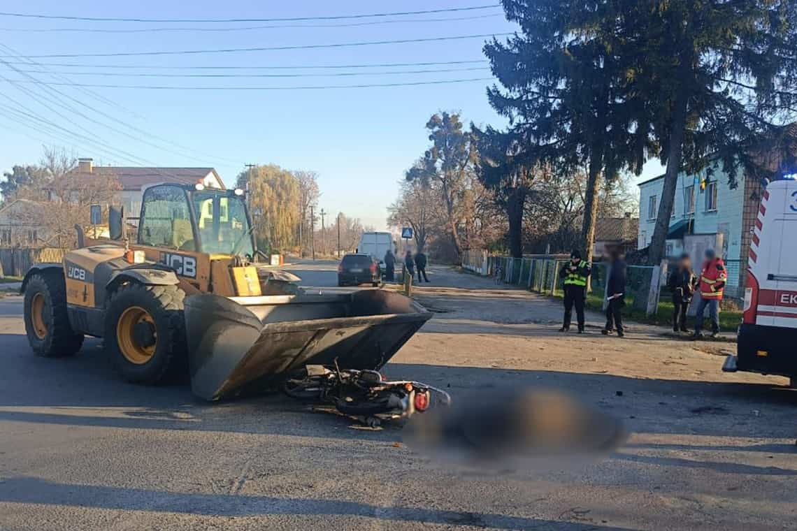 У місті на Житомирщині зіштовхнулись навантажувач та мотоцикл, є загиблий