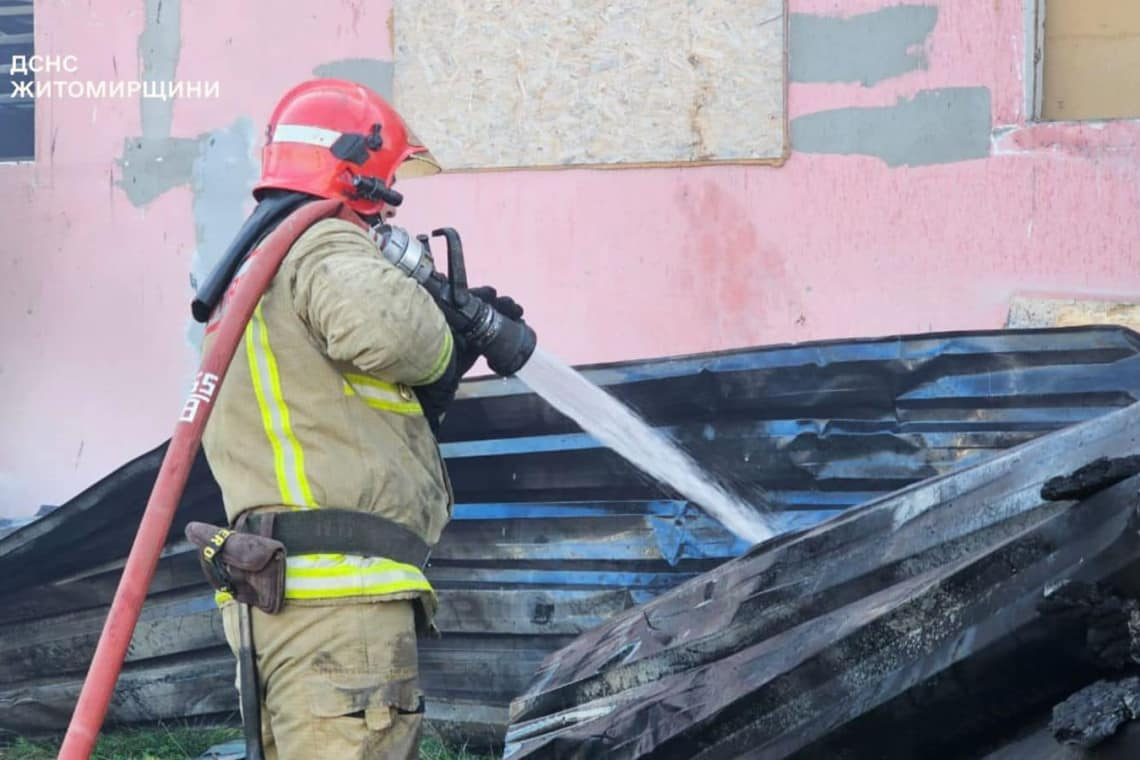 На Житомирщині рятувальники ліквідовували наслідки ворожої атаки: пожежа виникла в адмінбудівлі