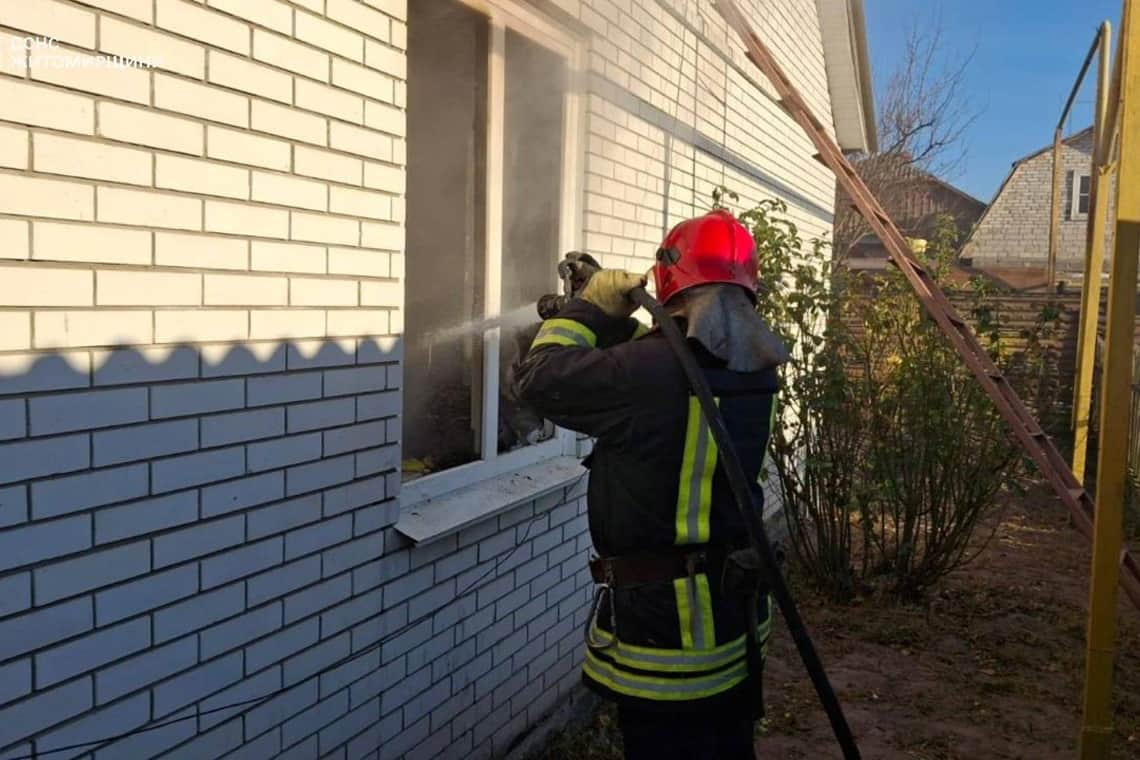 В Олевську горіла покрівля над верандою та частково над будинком 