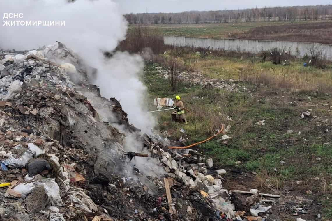 У селі неподалік Коростеня загорівся сміттєвий полігон - пожежу гасили майже три години