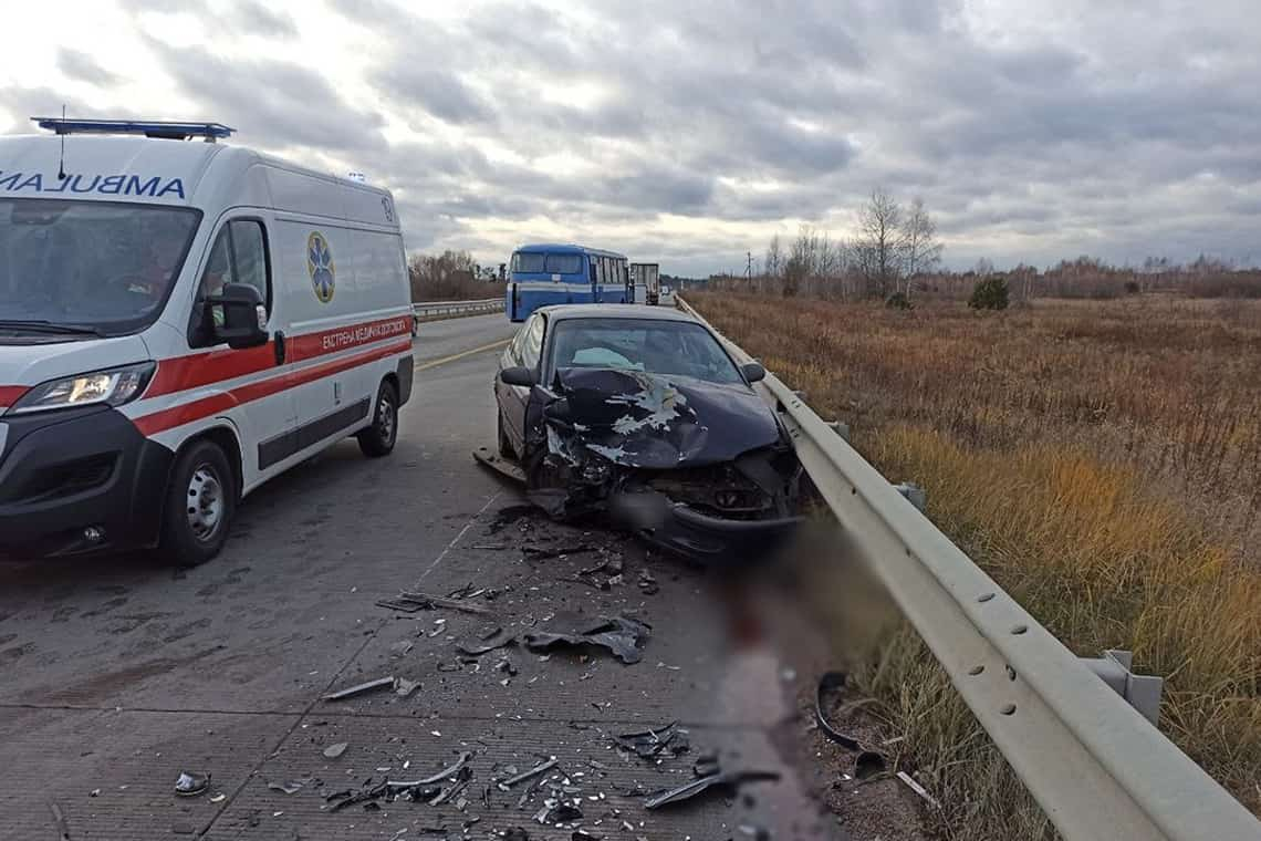 На трасі в Житомирській області зіштовхнулись дві автівки: постраждав водій та двоє його дітей