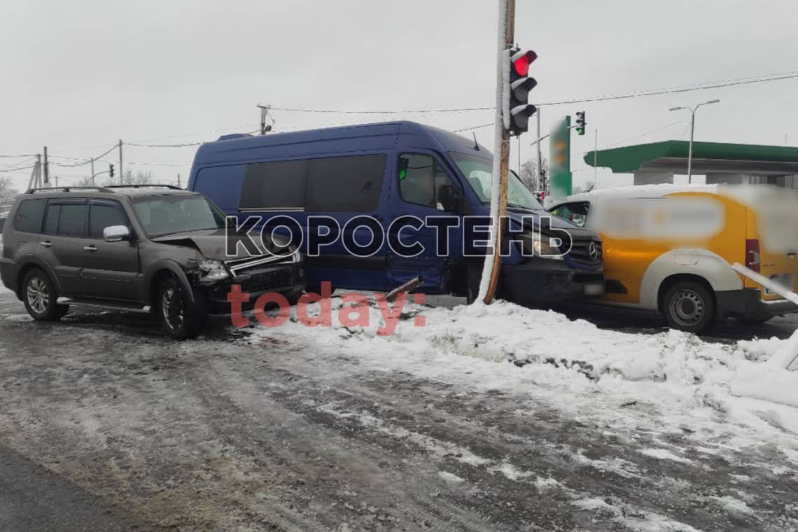 На околиці Коростеня сталася ДТП за участі трьох автівок 