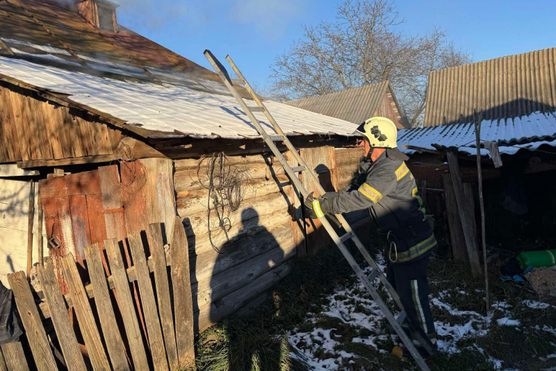 У селі на Овруччині через неправильне облаштування пічного опалення ледь не згорів будинок