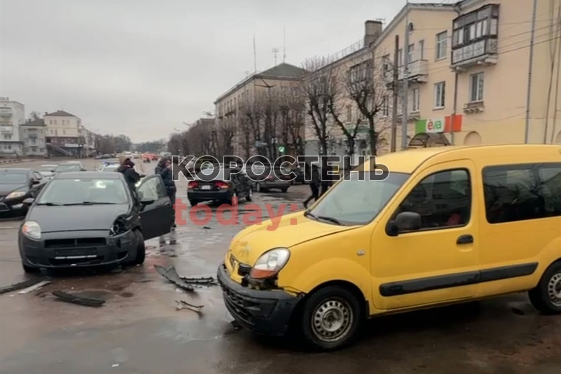 Пошкоджені автомобілі та ускладнений рух: на центральному перехресті в Коростені сталася подвійна ДТП