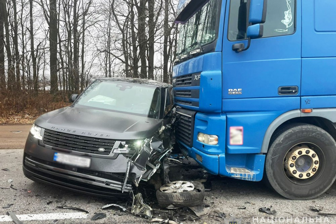 На трасі в Житомирській області внаслідок зіткнення кількох автівок загинув один із водіїв