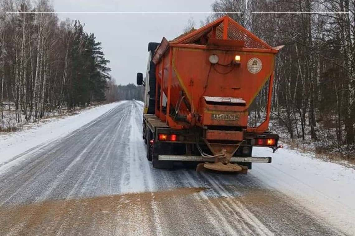 На дорогах Житомирської області проводять роботи з водовідведення, водіїв попереджають про ожеледицю