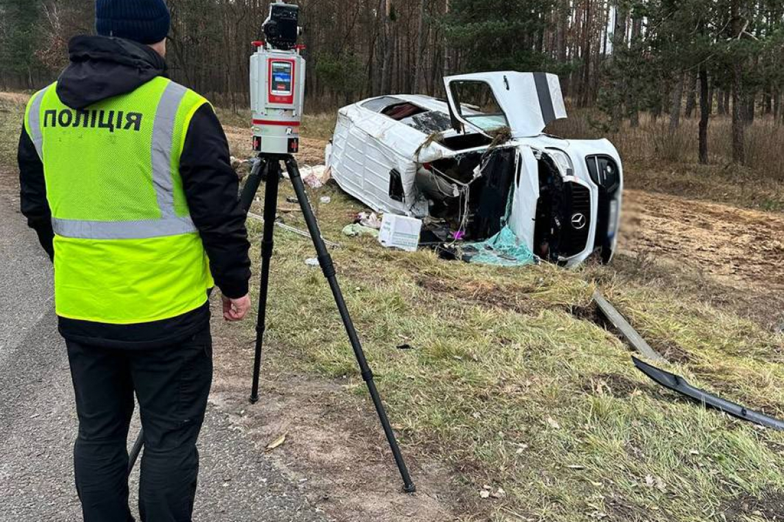 Подробиці аварії із зіткненням пасажирського мікроавтобуса та вантажівки на Житомирщині 