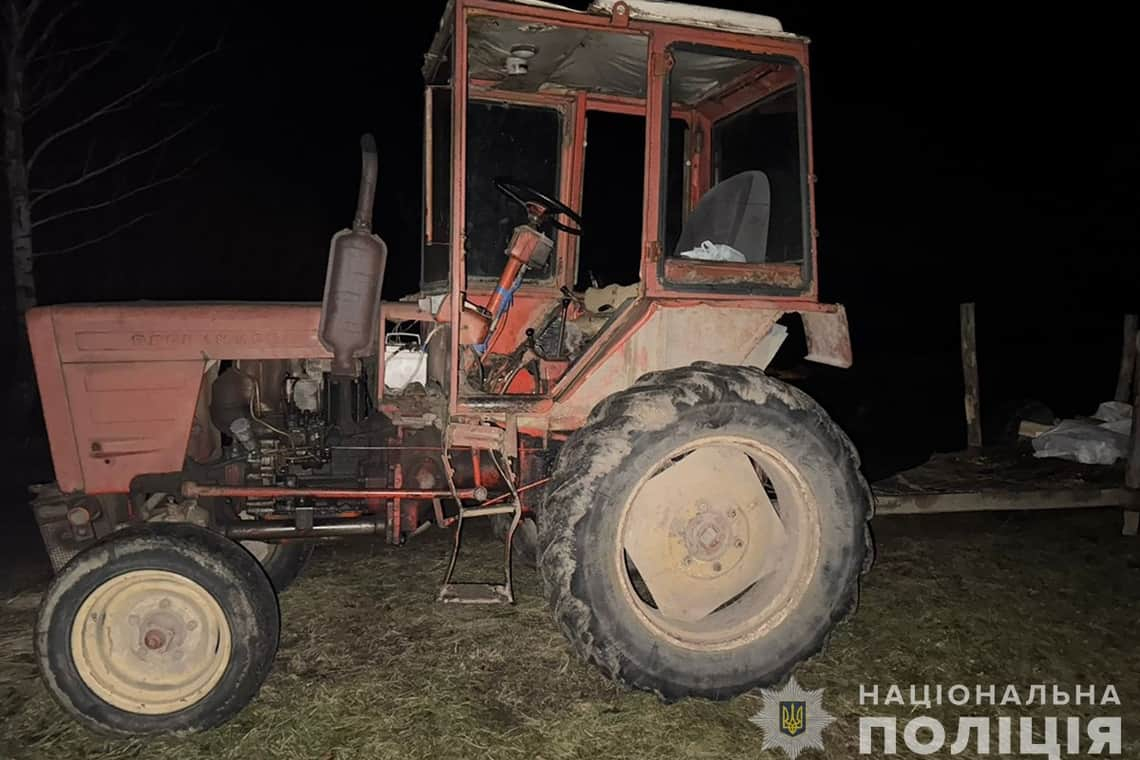 Випав з саморобного причепа трактора і загинув на піщаній дорозі: що відомо про аварію на Малинщині