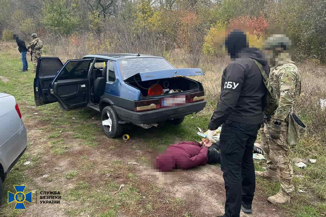 Торгували зброєю, яку привезли з зони бойових дій на Донеччині: на Житомирщині затримали двох ділків