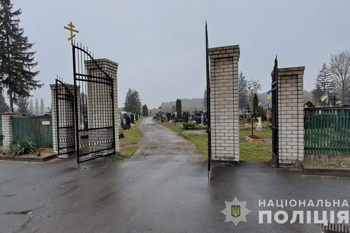 На Житомирщині чоловік обікрав могили військових: поліція викрила причетного