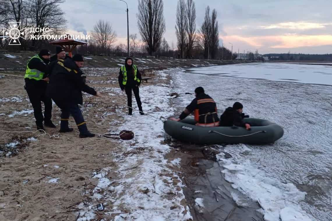 Рятувальна операція в Малині: чоловік провалився під лід за 15 метрів від берега