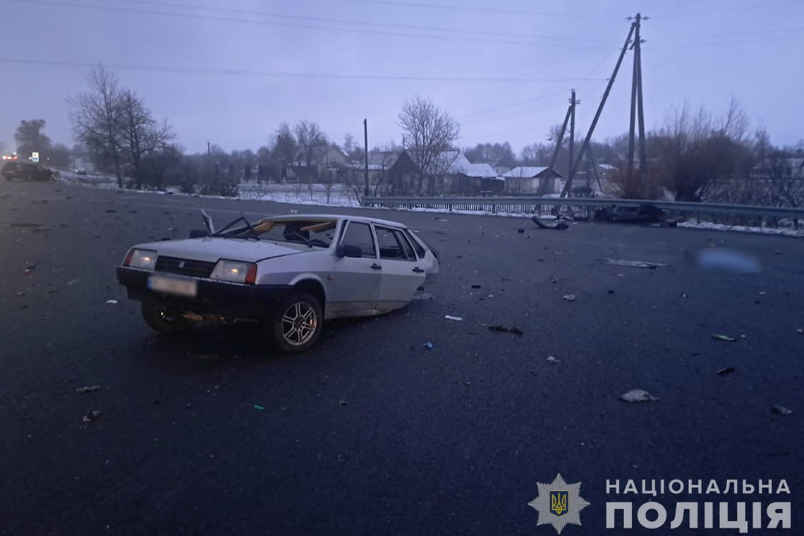 На автотрасі в Житомирській області зіштовхнулися ВАЗ та Volkswagen, загинула жінка