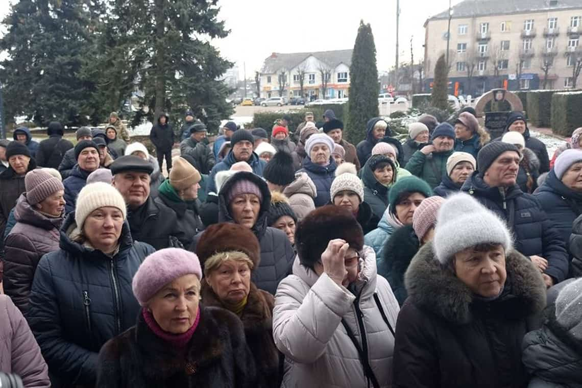 Коростенські чорнобильці знову вийшли на мітинг до міської ради: вимагають повернення доплат