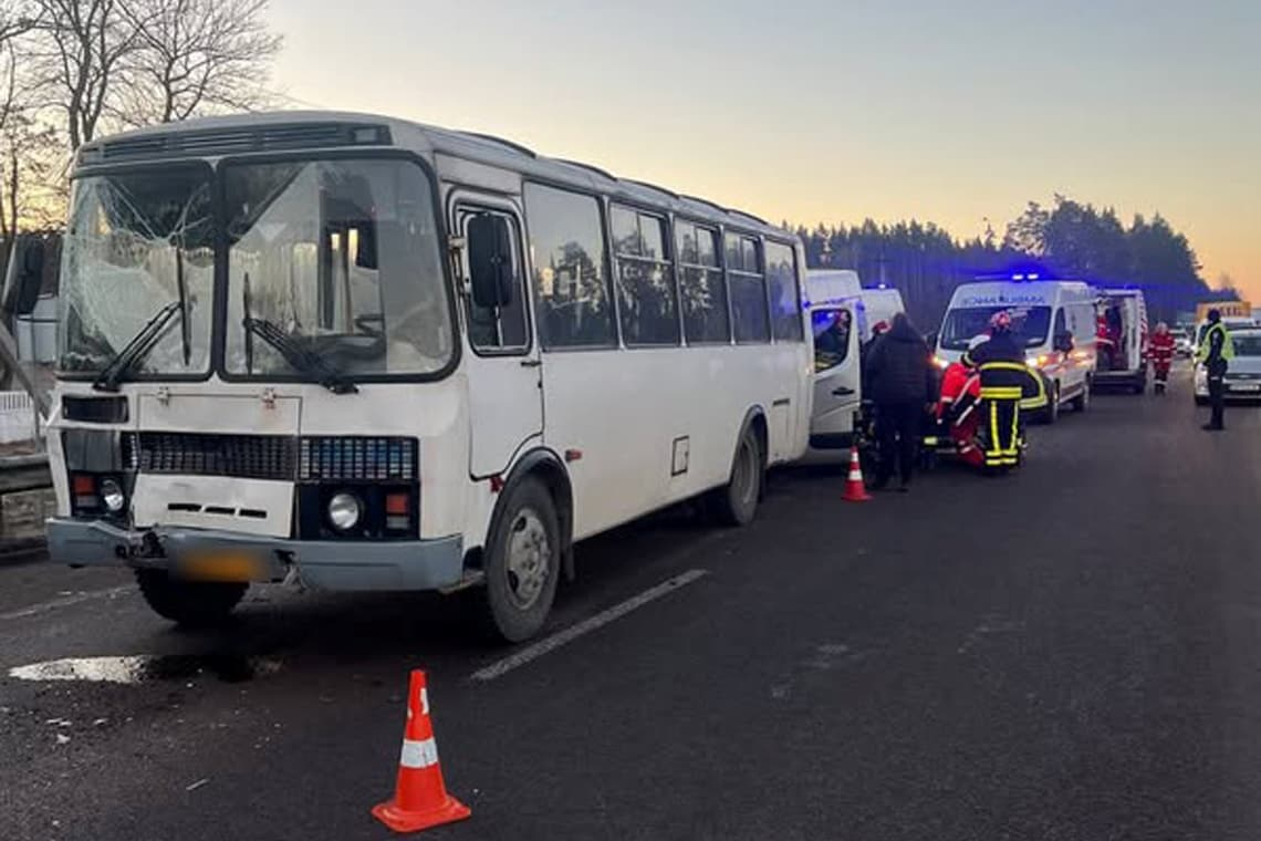 На автодорозі в Житомирській області зіштовхнулися три автобуси