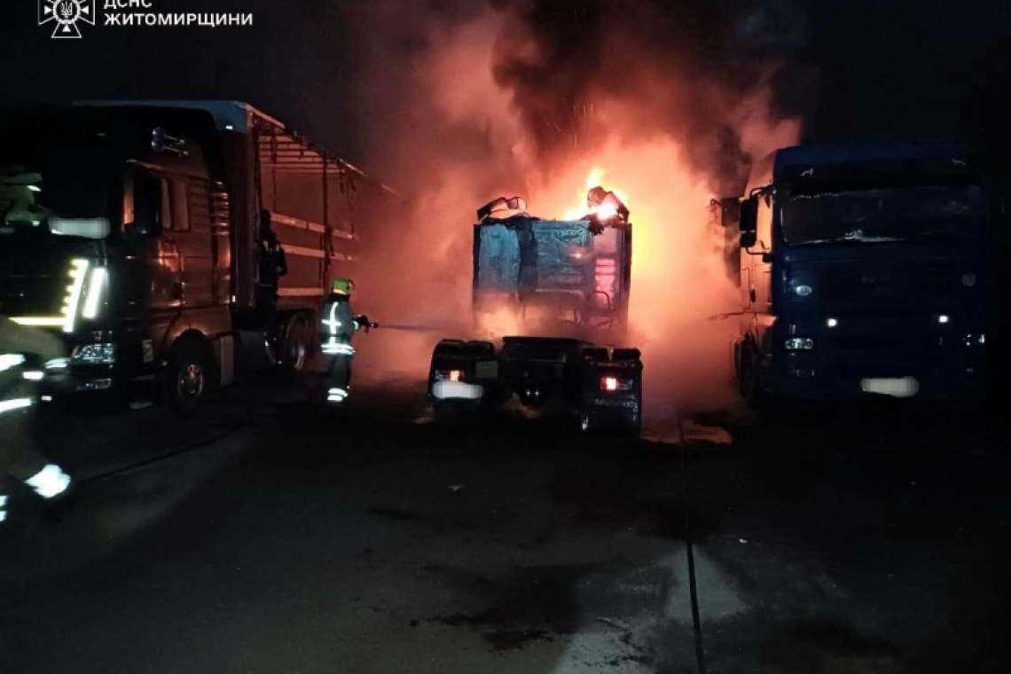 У Коростені вогонь знищив вантажний автомобіль