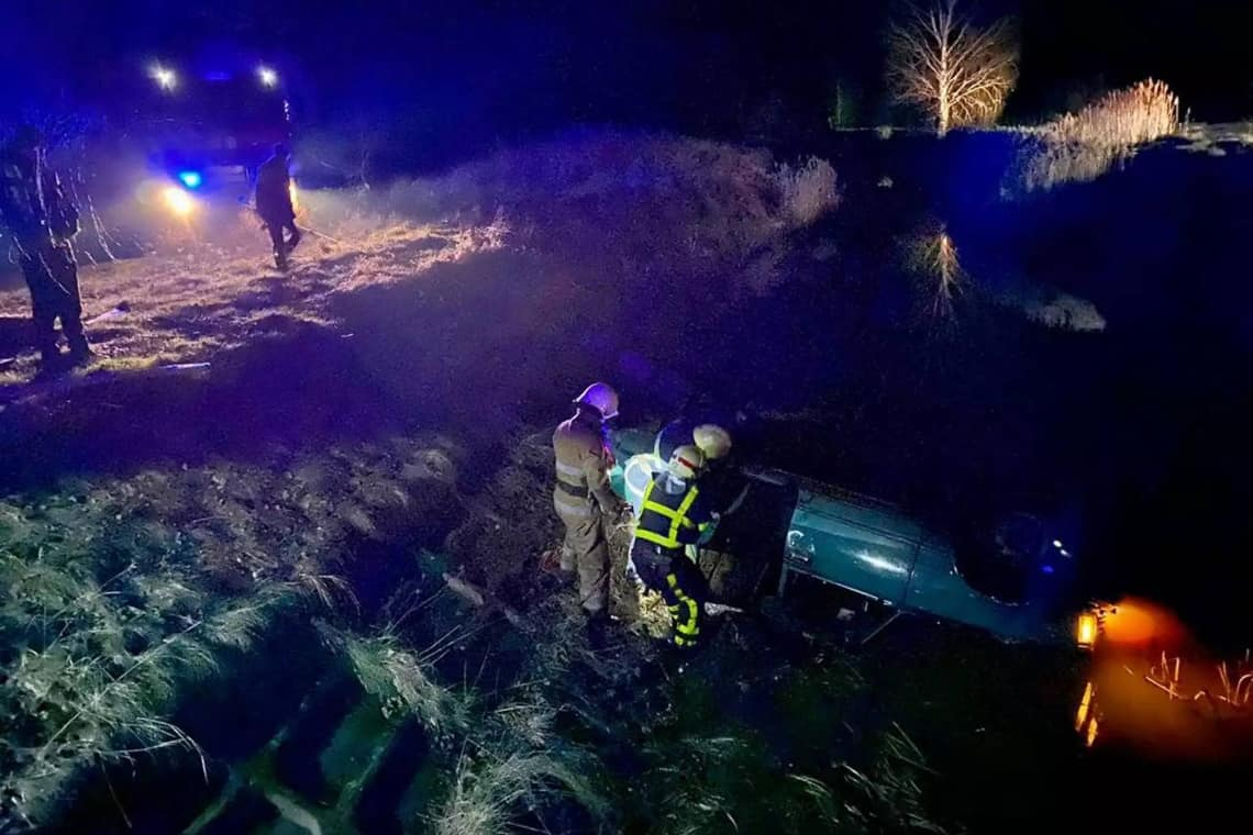 На Олевщині автівка з'їхала у водойму та перекинулась на дах: водія деблокували рятувальники