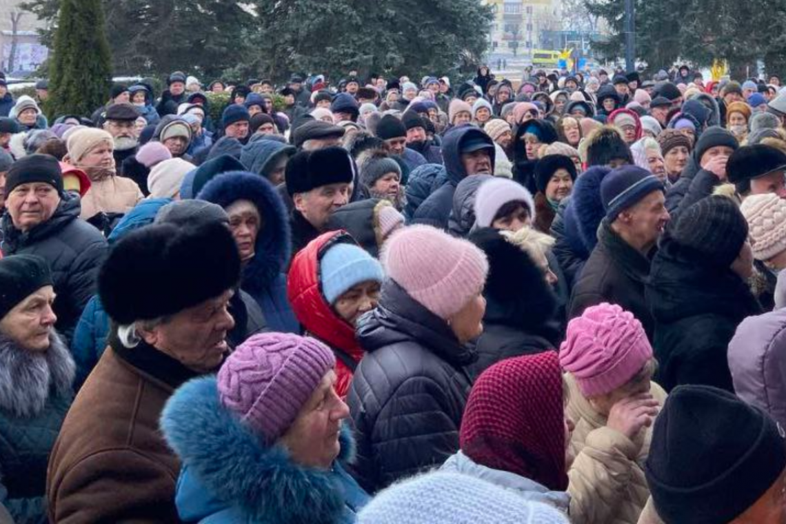 Після мітингу щодо виплат пенсійних доплат “чорнобильцям” мер Овруча вирішив зібрати нараду