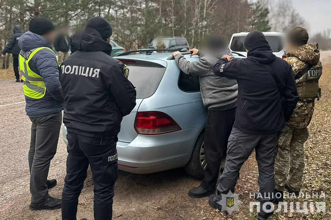 На Коростенщині затримали 61-річного чоловіка, який вивіз трьох “туристів” до державного кордону