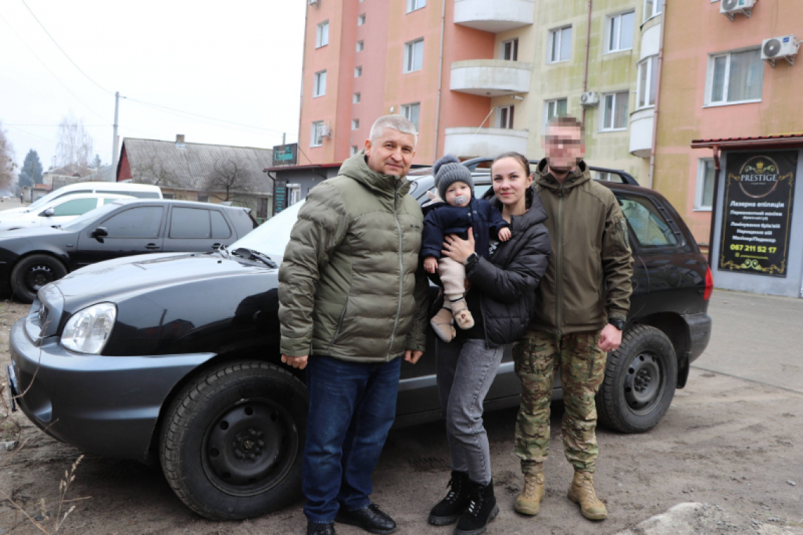 “З миру по нитці” - Олевська громада передала для військового-земляка на Донецький напрямок автомобіль