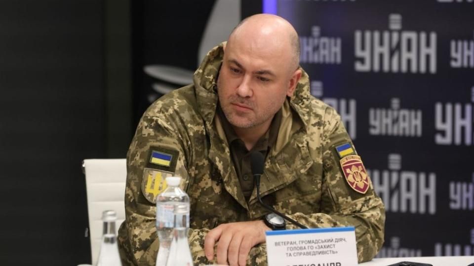 Засудженого за вимагання грошей з керівника лісгоспу на Олевщині активіста оголосили в розшук і примусово доставили до закладу виконання покарань
