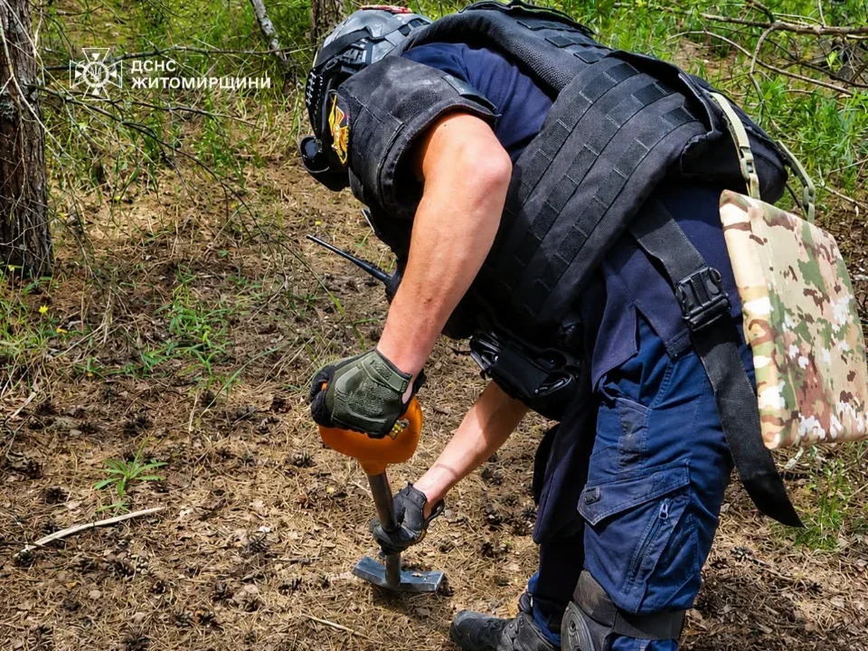 У селі поблизу Коростеня місцеві виявили артилерійський снаряд