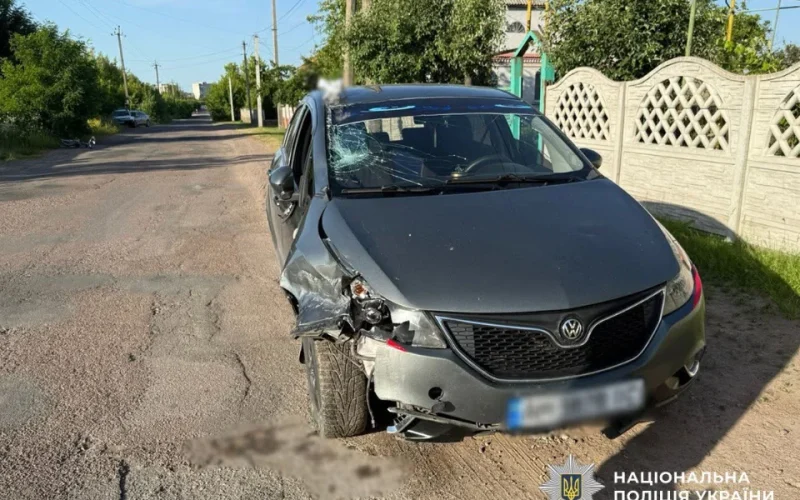 На Сосновського в Коростені автівка виїхала на “зустрічку” та зіштовхнулася з велосипедистом