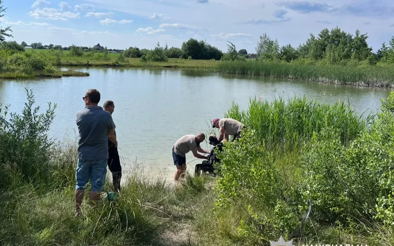 Поліцейські з’ясовують причини загибелі 14-річного хлопця на затопленому кар’єрі в селищі Житомирської області
