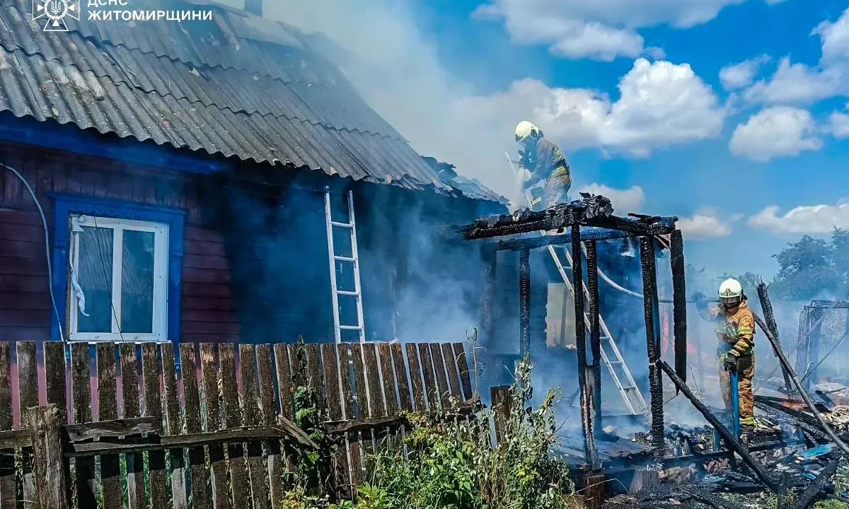 У селі на Овруччині загорілася господарча споруда: вогонь поширився на дві будівлі та будинок
