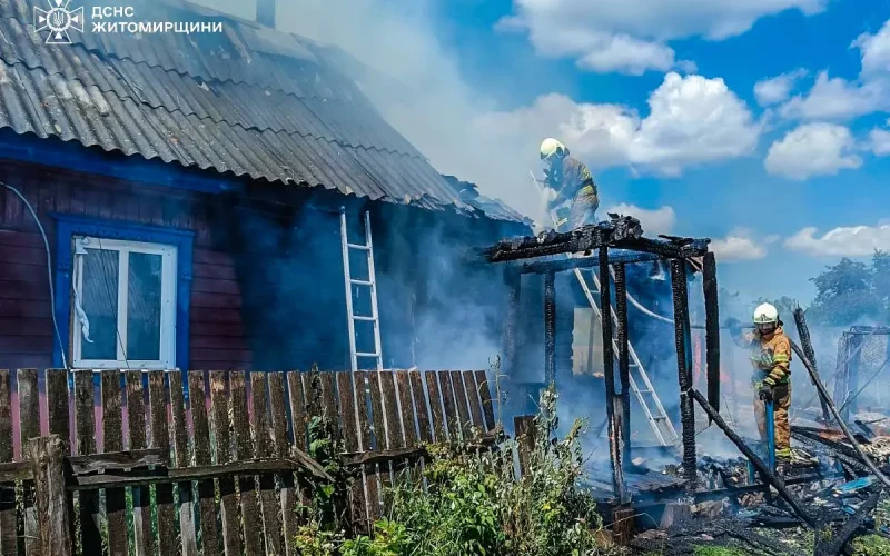 У селі на Овруччині загорілася господарча споруда: вогонь поширився на дві будівлі та будинок