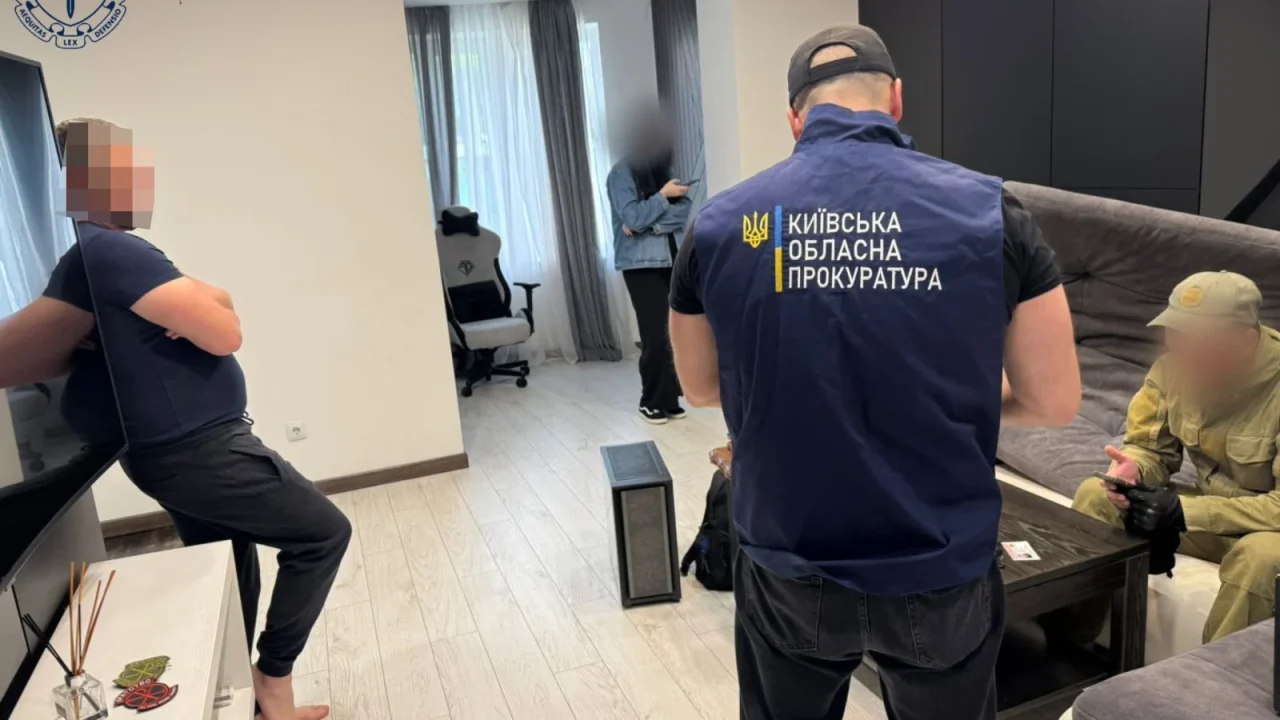 Шахрайська мережа у соцмережах: зловмисники виманили понад 1 млн грн, обшуки провели на Житомирщині