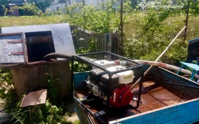 Після підтоплень у селі біля Коростеня небезпечно пити воду з криниць: її дезінфікують і відкачують