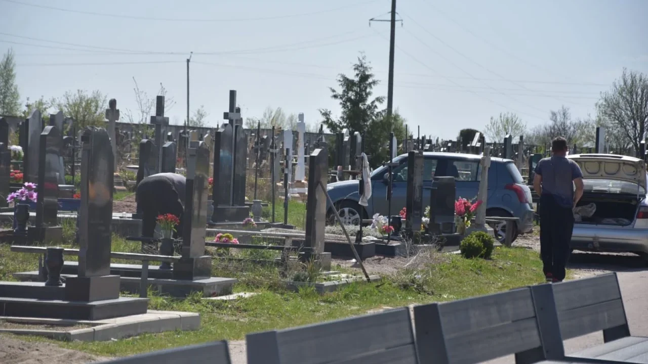 На кладовище по вул. Котляревського у Коростені дозволять в’їзд автотранспорту двічі на місяць
