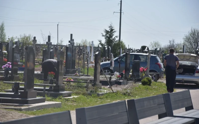 На кладовище по вул. Котляревського у Коростені дозволять в’їзд автотранспорту двічі на місяць