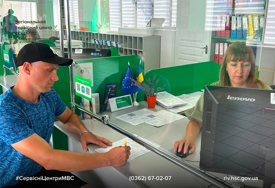 На Житомирщині двоє військових після полону безкоштовно відновили водійські посвідчення