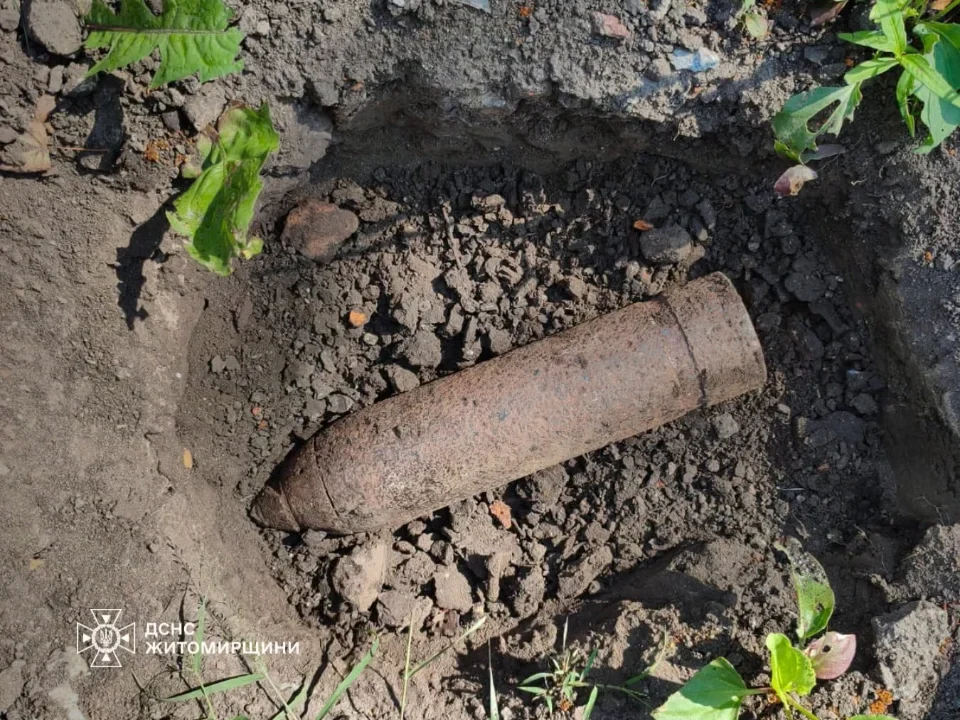У лісі поблизу одного з сіл Коростенського району місцеві натрапили на артилерійський снаряд