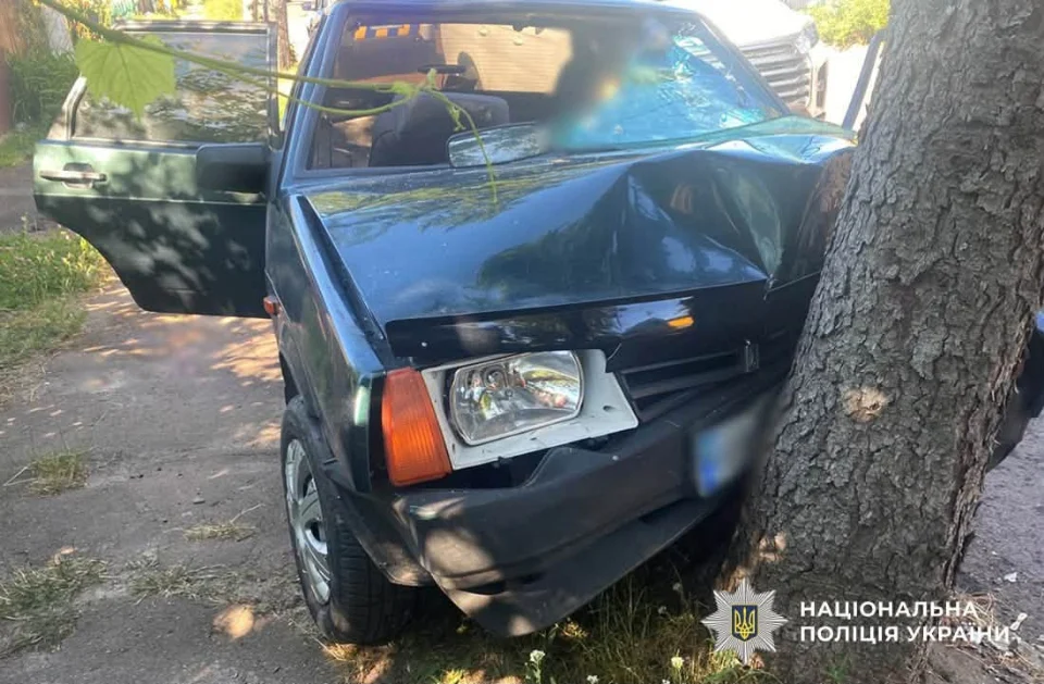 В Овручі ВАЗ врізався в дерево – водій помер, а в Білокоровичах 16-річний мотоцикліст зіткнувся з парканом та загинув
