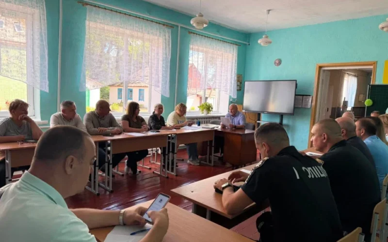 Після ракетного удару в Коростенській громаді зібрали комісію ТЕБ та НС: місцеві підприємства допомагають постраждалим